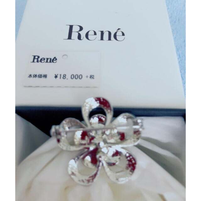 René(ルネ)のRene ルネ【新品同様】フラワーブローチ　クリスタル✨ レディースのアクセサリー(ブローチ/コサージュ)の商品写真