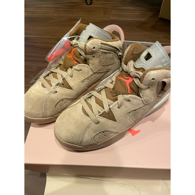 NIKE(ナイキ)のTravis Scott トラヴィス　Air Jordan 6 Kids キッズ/ベビー/マタニティのキッズ靴/シューズ(15cm~)(スニーカー)の商品写真