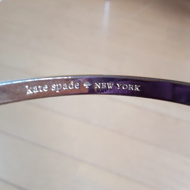 kate spade new york(ケイトスペードニューヨーク)のケイト・スペード　バングル レディースのアクセサリー(ブレスレット/バングル)の商品写真