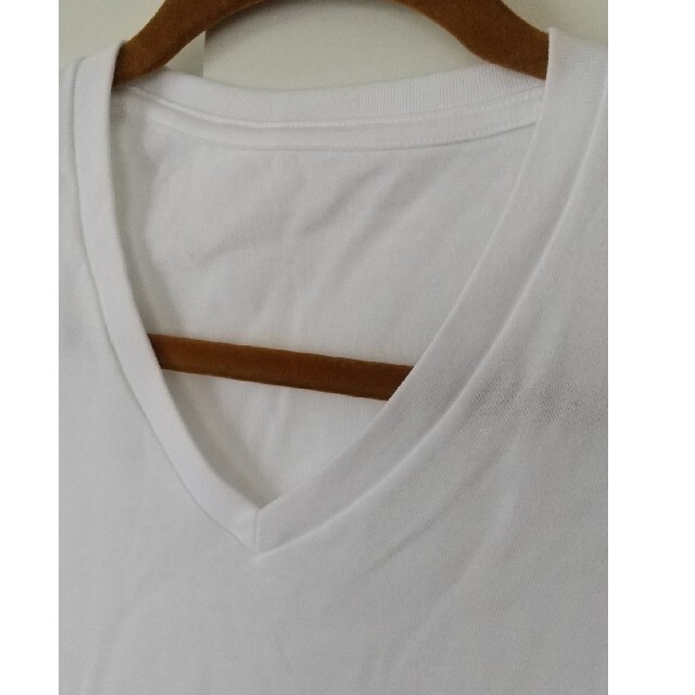 UNIQLO(ユニクロ)の未使用品ユニクロ Vネック 白Tシャツ メンズSサイズ メンズのトップス(Tシャツ/カットソー(半袖/袖なし))の商品写真