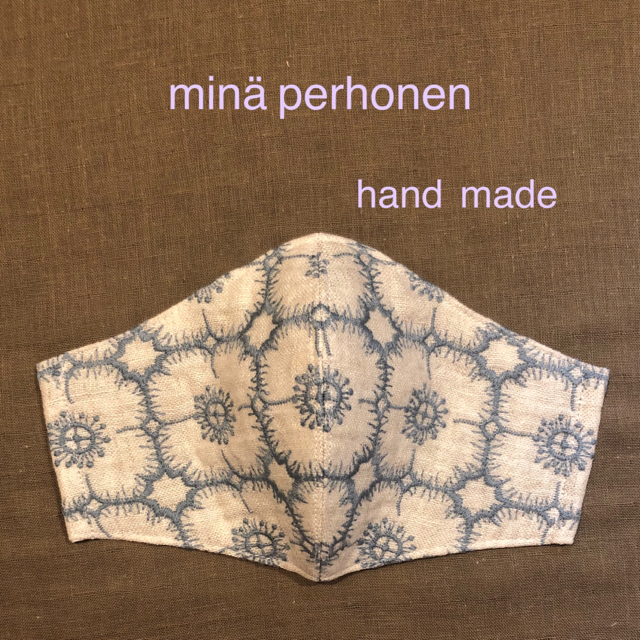 mina perhonen(ミナペルホネン)のミナペルホネン　新作anemone ベージュ×ライトブルー刺繍　インナーマスク ハンドメイドのファッション小物(その他)の商品写真