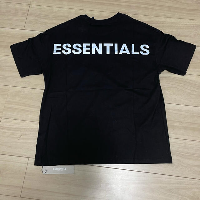 FEAR OF GOD(フィアオブゴッド)のFOG ESSENTIALS バックロゴ　ビックシルエットＳ メンズのトップス(Tシャツ/カットソー(半袖/袖なし))の商品写真