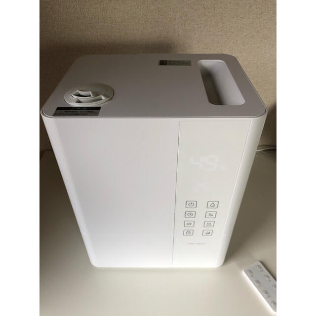 UVライト、ヒーター機能付きでW除菌で清潔な加湿器 スマホ/家電/カメラの生活家電(加湿器/除湿機)の商品写真