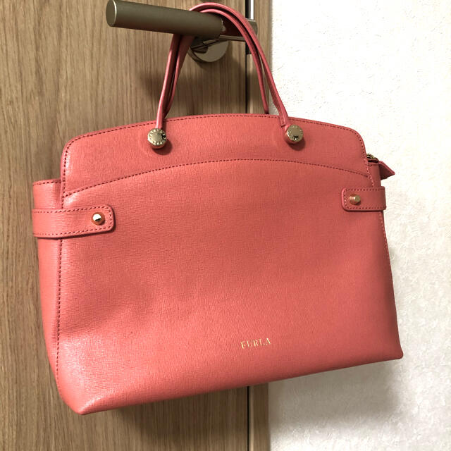 Furla(フルラ)のFURLA フルラ ハンドバッグ　ショルダーバッグ サーモンピンク  AGATA レディースのバッグ(ハンドバッグ)の商品写真