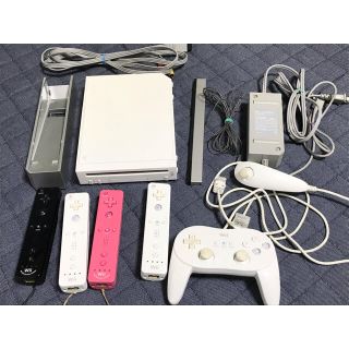 ウィー(Wii)のwii本体+リモコン4本+ヌンチャク+コントロ－ラ－+ケ－ブル類(家庭用ゲーム機本体)