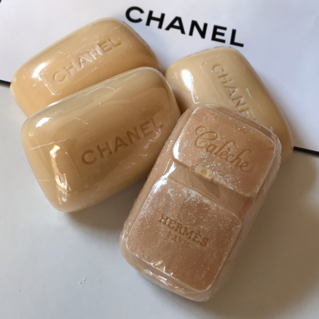 CHANEL(シャネル)の【けけ様専用】シャネル No19 + エルメス カレーシュ ソープ ４個セット コスメ/美容のボディケア(ボディソープ/石鹸)の商品写真