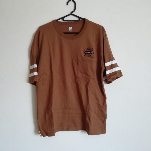 Design Tshirts Store graniph(グラニフ)の新品　ブラウンのワンポイント刺繍Tシャツ メンズのトップス(Tシャツ/カットソー(半袖/袖なし))の商品写真
