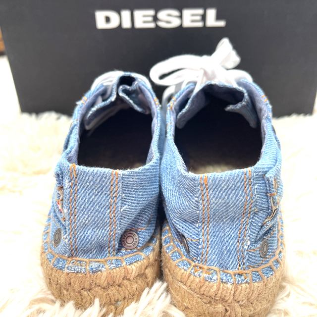 DIESEL(ディーゼル)のご成約済み！【新品】dieselレディーススニーカー　デニム地　小さ目24センチ レディースの靴/シューズ(スニーカー)の商品写真