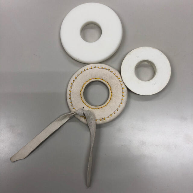 竹刀用白鍔と鍔止、白なめし革製鍔止 スポーツ/アウトドアのスポーツ/アウトドア その他(相撲/武道)の商品写真