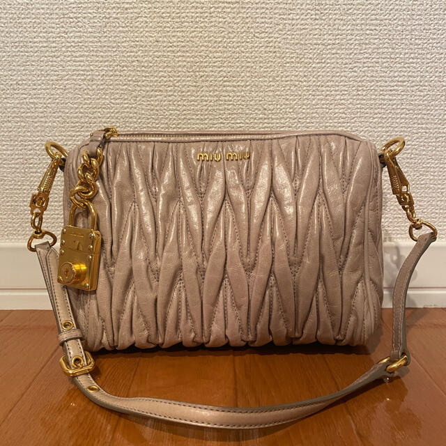 miumiu ミュウミュウ マテラッセ ミニ バッグ - ハンドバッグ