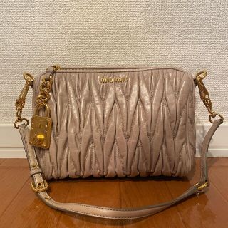 ミュウミュウ(miumiu)のmiumiu ミュウミュウ マテラッセ  ミニ バッグ(ハンドバッグ)