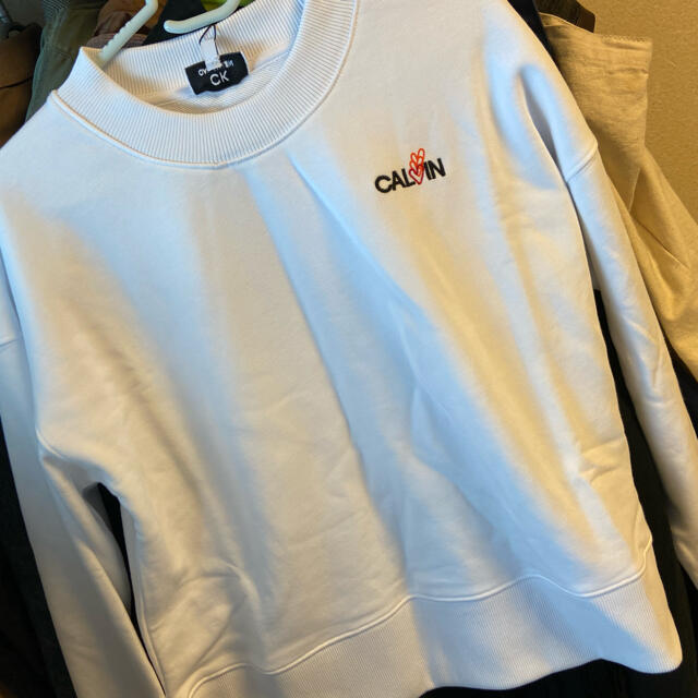 Calvin Klein(カルバンクライン)の　calvin klein  クロップド T シャツ レディースのトップス(Tシャツ(半袖/袖なし))の商品写真