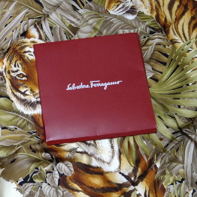 Salvatore Ferragamo(サルヴァトーレフェラガモ)の新品未使用 フェラガモ ferragamo スカーフ 大判 レディースのファッション小物(バンダナ/スカーフ)の商品写真