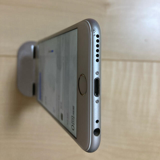 Apple(アップル)のiPhone 6 64GB シルバー　au版 スマホ/家電/カメラのスマートフォン/携帯電話(スマートフォン本体)の商品写真