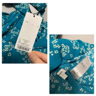 マウジー(moussy)のmoussy マウジー 花柄トップス 青(シャツ/ブラウス(半袖/袖なし))