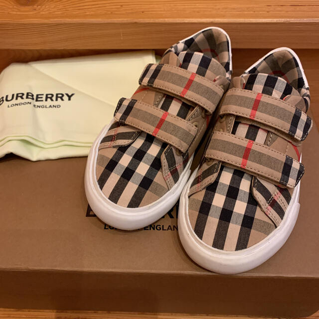 BURBERRY(バーバリー)のくまちゃん様専用　バーバリースニーカーと長袖ポロシャツ　GUCCITシャツ2枚 キッズ/ベビー/マタニティのキッズ靴/シューズ(15cm~)(スニーカー)の商品写真