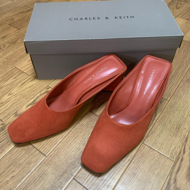 Charles and Keith(チャールズアンドキース)の ★一度だけ使用美品【CHARLES & KEITH】スクエアトゥミュール レディースの靴/シューズ(ミュール)の商品写真