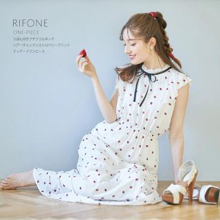 トッコ(tocco)のりぼん付きプチフリルネックシアーチェック×ストロベリープリントティアードワンピ(ロングワンピース/マキシワンピース)