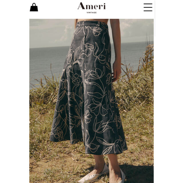 Ameri VINTAGE(アメリヴィンテージ)のAmeriVINTAGE DENIM LIKE FLOWER SKIRT レディースのスカート(ロングスカート)の商品写真