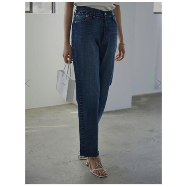 Ameri VINTAGE(アメリヴィンテージ)の最終値下げ AMERIアメリ SLIM TAPERED DENIM レディースのパンツ(デニム/ジーンズ)の商品写真