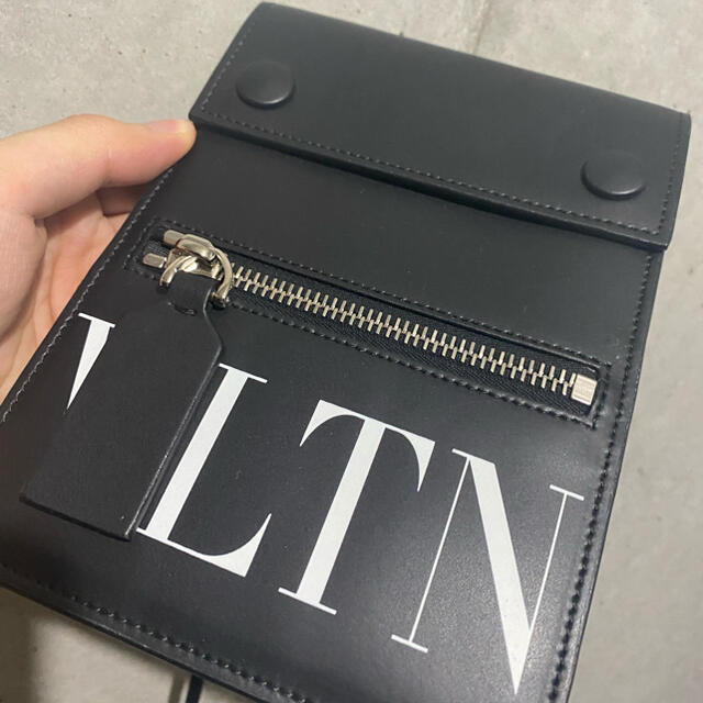 VALENTINO(ヴァレンティノ)のVLTN ヴァレンティノ レザースマホケース スマホ/家電/カメラのスマホアクセサリー(iPhoneケース)の商品写真