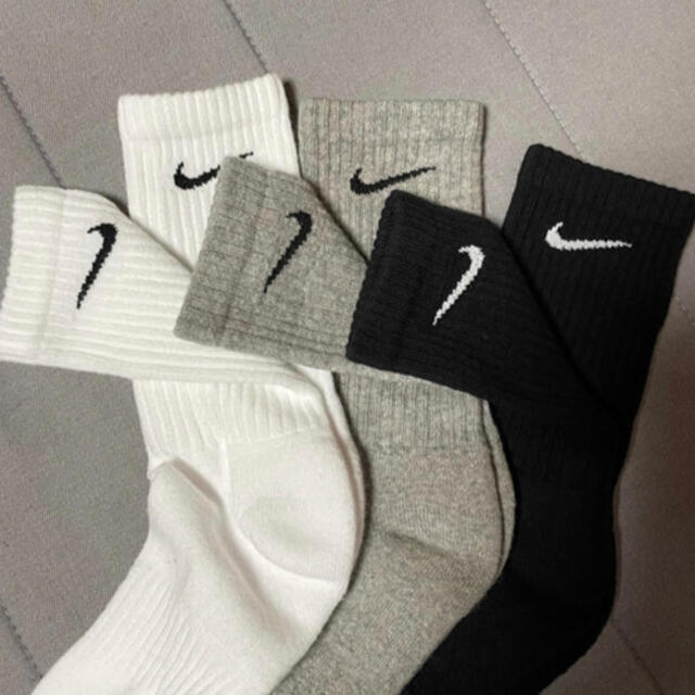 NIKE(ナイキ)の新品 NIKE ナイキ エブリデイ クッションド クルー ソックス 3足組 レディースのレッグウェア(ソックス)の商品写真