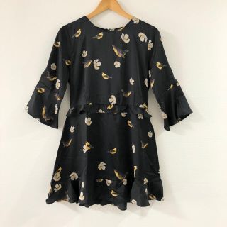 ザラ(ZARA)のZARA ワンピース　フリル　小鳥　花柄　サテン　ザラ(ミニワンピース)