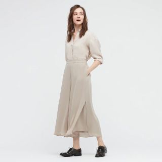 ユニクロ(UNIQLO)のUNIQLO シフォンスリットスカートパンツ ベージュ(その他)