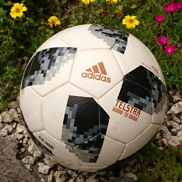 adidas(アディダス)のサッカーボール スポーツ/アウトドアのサッカー/フットサル(ボール)の商品写真