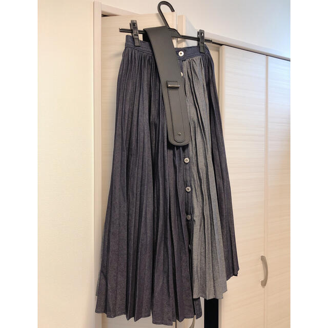 Ameri VINTAGE(アメリヴィンテージ)のAMERI DENIM PLEATS SKIRT レディースのスカート(ロングスカート)の商品写真