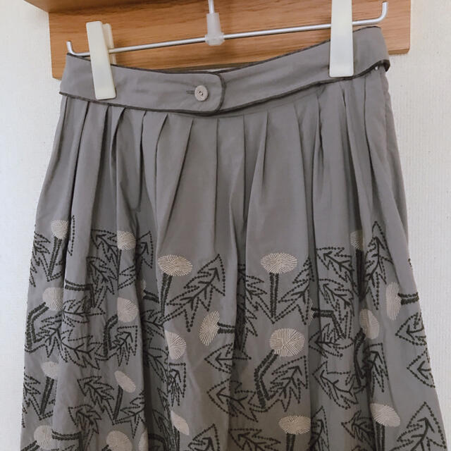 mina perhonen(ミナペルホネン)の新品未使用　ミナペルホネン  タンポポ　刺繍　スカート  グレー　38 レディースのスカート(その他)の商品写真