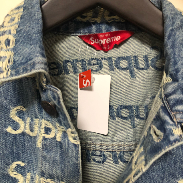 Supreme(シュプリーム)のFrayed Logos Denim Trucker Jacket メンズのジャケット/アウター(Gジャン/デニムジャケット)の商品写真