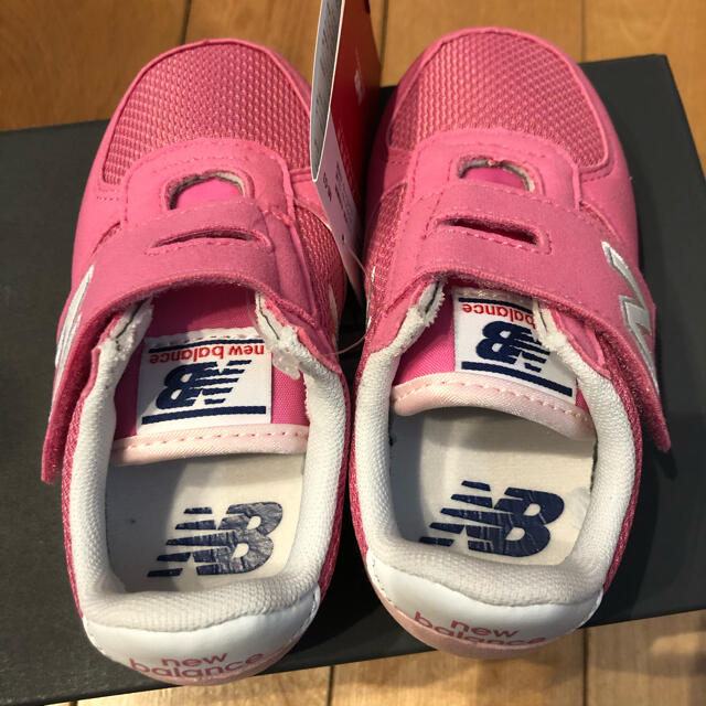 New Balance(ニューバランス)のニューバランス　KV220 BEI 15.5cm キッズ/ベビー/マタニティのキッズ靴/シューズ(15cm~)(スニーカー)の商品写真