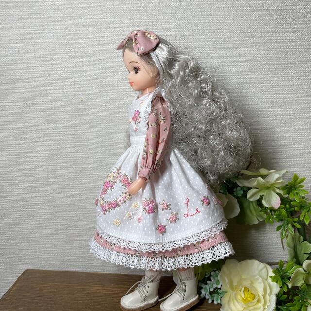 リカちゃんハンドメイド服ハートの花輪刺繍のエプロンドレスセット(くすみピンク)