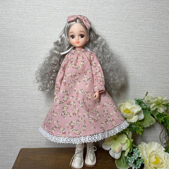リカちゃんハンドメイド服ハートの花輪刺繍のエプロンドレスセット(くすみピンク)