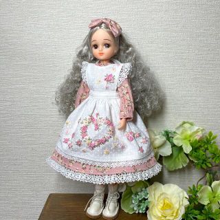 リカちゃんハンドメイド服　コスモス刺繍♡エプロンドレス