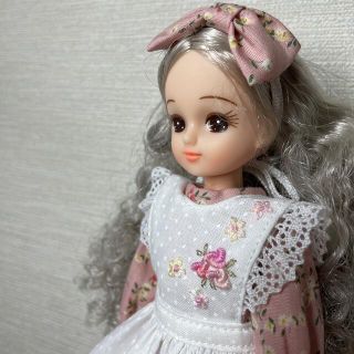 リカちゃんハンドメイド服　コスモス刺繍♡エプロンドレス