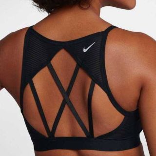 ナイキ(NIKE)のナイキ  ＮＩＫＥ スポーツブラ ブラック　Mサイズ(ヨガ)