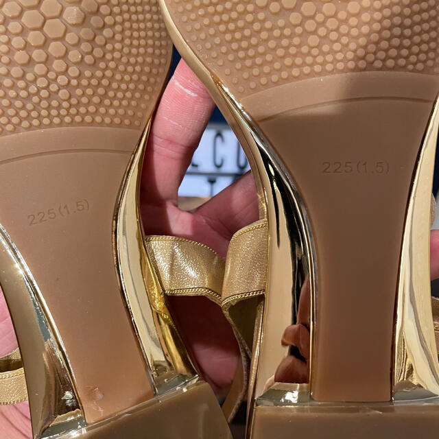 極美品 VINISSI サンダル ゴールド 22.5cm レディースの靴/シューズ(サンダル)の商品写真