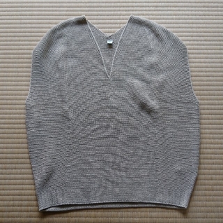 ユニクロ(UNIQLO)の3DコットンコクーンVネックセーター(カットソー(半袖/袖なし))