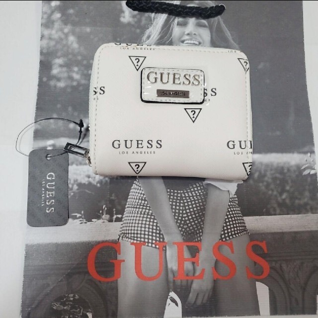 GUESS(ゲス)の【大人気】GUESS ゲス 折り財布 文字柄　ホワイト♡ レディースのファッション小物(財布)の商品写真