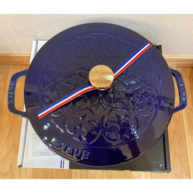 レア限定【新品未使用】staub フレンチオーブン 24cm Lilyインテリア/住まい/日用品