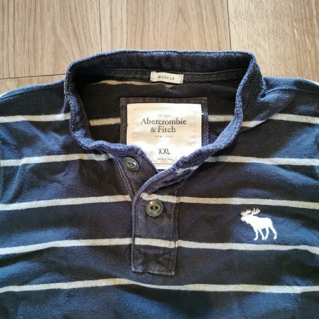 Abercrombie&Fitch(アバクロンビーアンドフィッチ)のアバクロ ヘンリーネック 半袖 Tシャツ メンズのトップス(Tシャツ/カットソー(半袖/袖なし))の商品写真