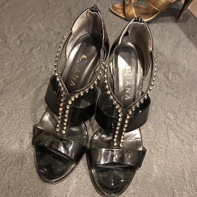 DIANA(ダイアナ)のダイアナ　エレガントサンダル　黒エナメル レディースの靴/シューズ(サンダル)の商品写真
