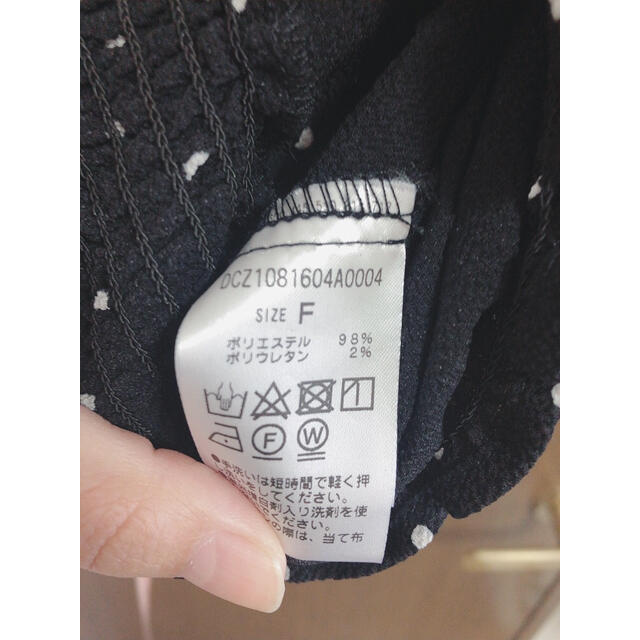 Discoat(ディスコート)のdiscoar parisien 裾シャーリングドットブラウス レディースのトップス(シャツ/ブラウス(半袖/袖なし))の商品写真