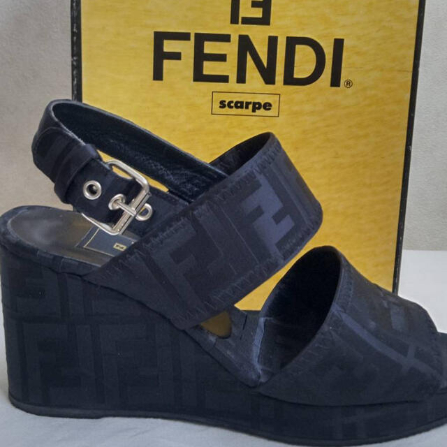 FENDI(フェンディ)のFENDI フェンディ　サンダル　黒　美品　zucca レディースの靴/シューズ(サンダル)の商品写真