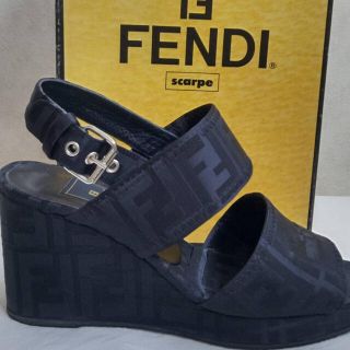 フェンディ(FENDI)のFENDI フェンディ　サンダル　黒　美品　zucca(サンダル)