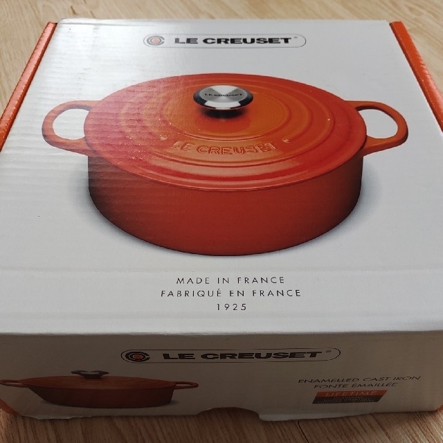 LE CREUSET(ルクルーゼ)のルクルーゼ【Le Creuset】ココットロンド 両手鍋 22cm インテリア/住まい/日用品のキッチン/食器(鍋/フライパン)の商品写真