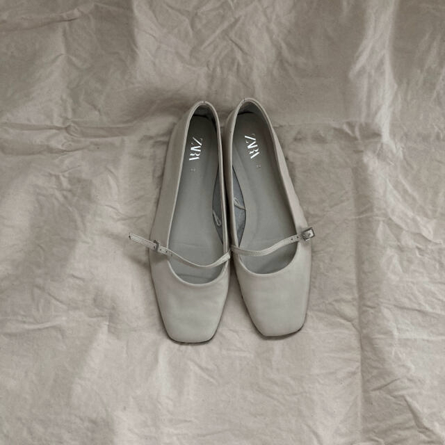 ZARA(ザラ)のZARA ホワイト ストラップ フラットパンプス レディースの靴/シューズ(ハイヒール/パンプス)の商品写真