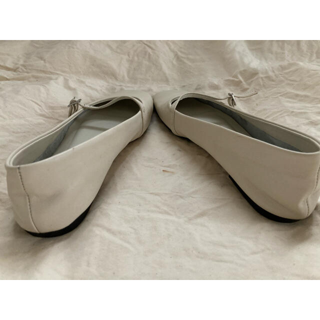ZARA(ザラ)のZARA ホワイト ストラップ フラットパンプス レディースの靴/シューズ(ハイヒール/パンプス)の商品写真